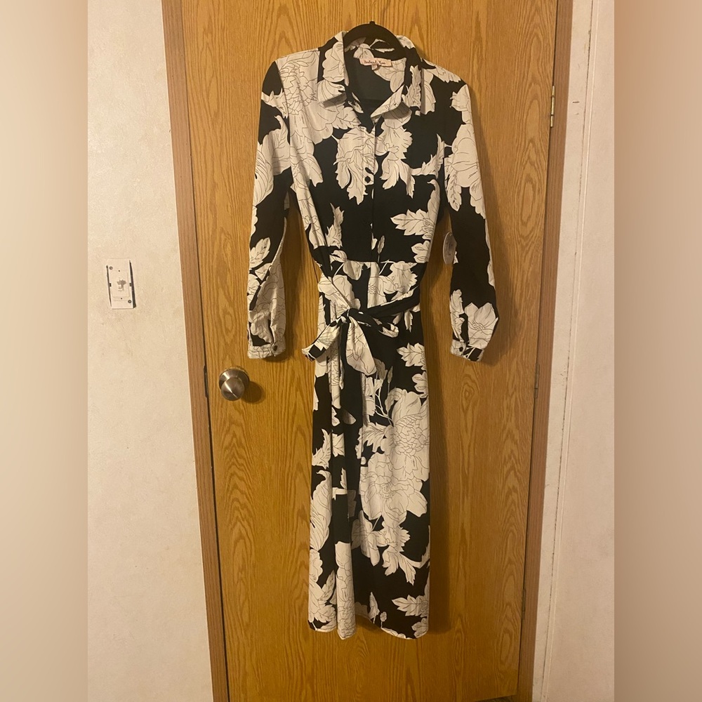 Elegant Black and White Floral Dress - Picture 2 of 5